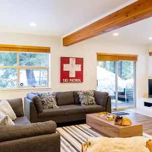 Holiday home In Out, Great Location, Free Shuttle Bus, Whistler
